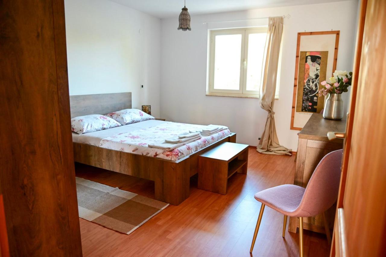 Apartment Laetitia Kastelir Bagian luar foto